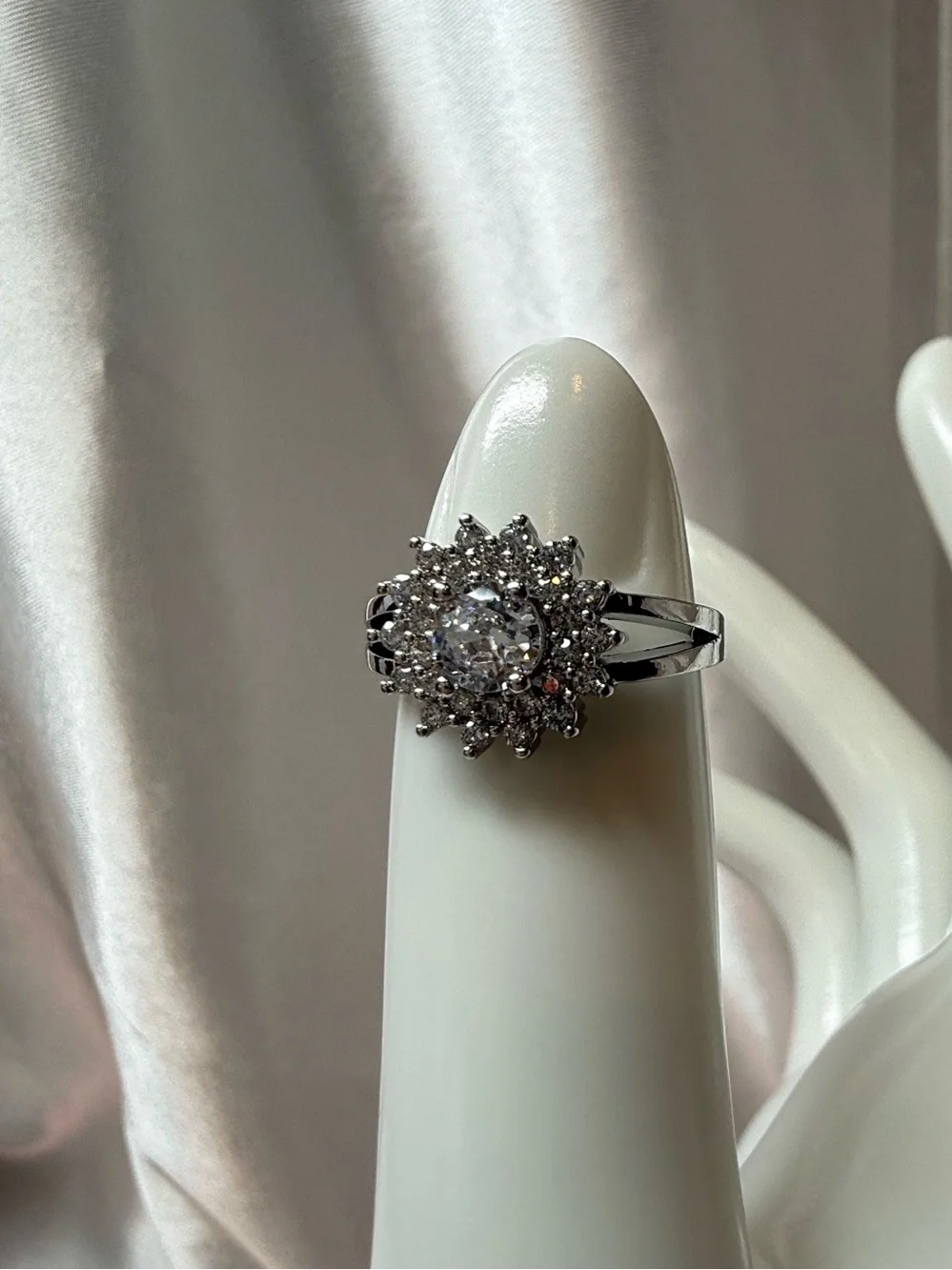 Classic Size 6 Synthetic CZ Halo Ring Elegant Chic Sparkling